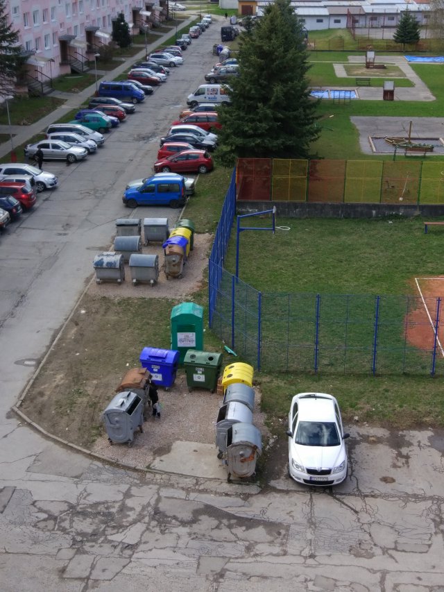 Uzamzkateľnňy prístrešok pre kontajnery