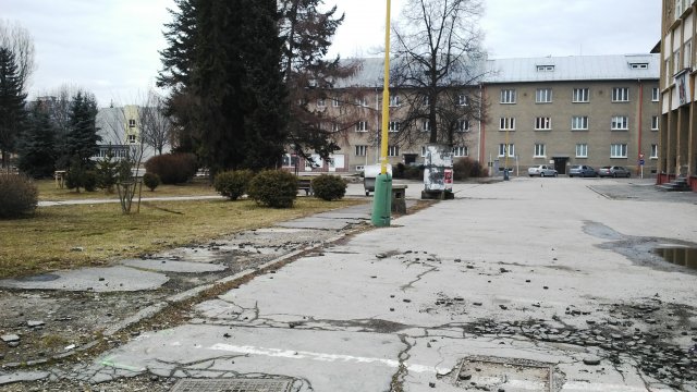 Omladina - Parkovisko pri pošte a park pred školou